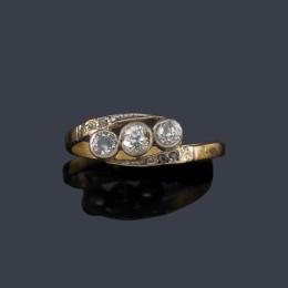 Lote 2059: Anillo con tres diamantes talla antigua de aprox. 0,25 ct en total.