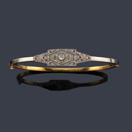 Lote 2077: Pulsera de pedida rígida con centro calado con diamantes talla rosa y antigua en montura de oro amarillo de 18K y vista superior en platino. Circa 1919.