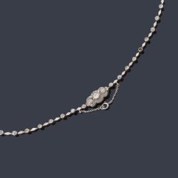 Lote 2081: Collar con diamantes talla antigua de aprox. 3,74 ct engastados en chatón.