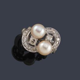 Lote 2090: Anillo con dos perlas de aprox. 7,65 mm y 7,62 mm con diamantes talla antigua. Años '50.