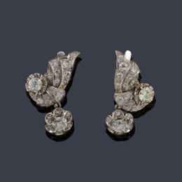 Lote 2091: Pendientes largos años '60 con diamantes talla brillante y antigua de aprox. 2,40 ct en total.