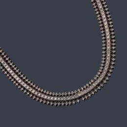 Lote 2093: Collar con banda central de diamantes talla rosa con remate en ambos lados con motivos de cuatro puntas con diamantes. S. XIX.