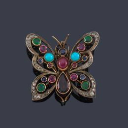 Lote 2096
Broche en forma de mariposa decorada con gemas de color, turquesas en cabujón y diamantes talla rosa.