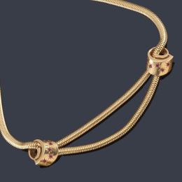 Lote 2100: Collar retro con dos motivos circulares con rubíes en engaste estrella, en cadena de espiga realizada en montura de oro amarillo de 18K. Años '40.