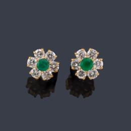 Lote 2148: Pendientes cortos con diseño de rosetón con esmeralda central y orla de brillantes de aprox. 1,00 ct en total.