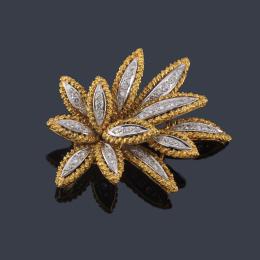 Lote 2159: Broche años '70 con brillantes de aprox. 0,28 ct en total en montura texturizada de oro amarillo y blanco de 18K.