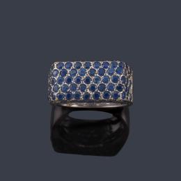 Lote 2205: Anillo con pavé de zafiros azules en montura de oro blanco de 18K.