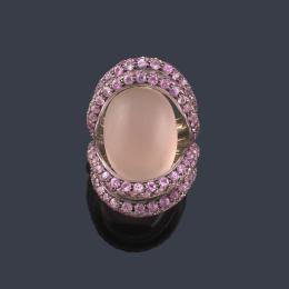 Lote 2206: Anillo con cuarzo rosa talla cabujón con dos bandas de zafiros rosas en montura de oro blanco de 18K.