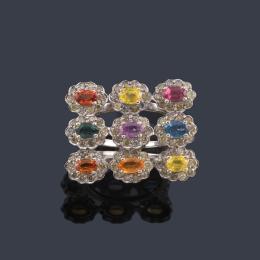 Lote 2211: Anillo con nueve rosetones con zafiros multicolor con orla de brillantes en montura de oro blanco de 18K.