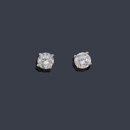 Lote 2225: Dormilonas con pareja de brillantes de aprox. 0,60 ct en total en montura de oro blanco de 18K.