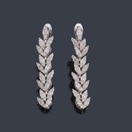 Lote 2250: Pendientes largos con diseño vegetal con brillantes de aprox. 1,13 ct en total en montura de oro blanco de 18K.