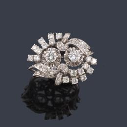 Lote 2260: Anillo con diamantes talla brillante y 8/8 en montura de oro blanco de 18K.