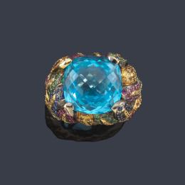 Lote 2274: Anillo con topacio 'London Blue' facetado con montura de oro blanco de 18K con bandas de gemas de color.