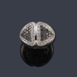 Lote 2284: Anillo con pavé de brillantes incoloros y negros en montura de oro blanco de 18K.