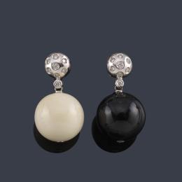 Lote 2291: Pendientes largos con dos cuentas esféricas de ágata negra y blanca con motivo superior cuajado de brillantes.