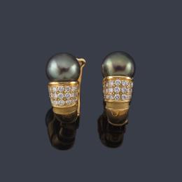 Lote 2317: MAUBOUSSIN, París
Pendientes con diseño de criolla con perla de Tahití y motivo en pavé de brillantes, en oro amarillo de 18K.