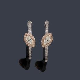 Lote 2350: Criollas con diamantes talla brillante y marquís de aprox. 0,98 ct en total, realizado en montura de oro blanco y rosa de 18K.