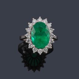 Lote 2360: Anillo con esmeralda talla oval de aprox. 4,05 ct con orla de brillantes de aprox. 1,01 ct en total.