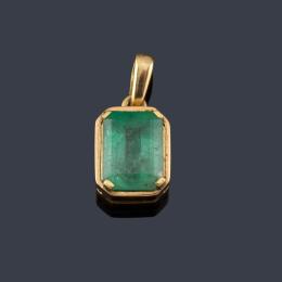 Lote 2381: Colgante con esmeralda talla rectangular de aprox. 3,50 ct en montura de oro amarillo de 18K.