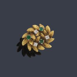 Lote 2386: Anillo con diseño vegetal con esmeraldas y brillantes en montura de oro amarillo de 18K.