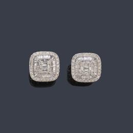 Lote 2394: Pendientes cortos con diamantes talla brillante, baguette y trapecio de aprox. 1,45 ct en total.