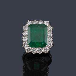 Lote 2400: Anillo con esmeralda central de aprox. 10,00 ct con orla de brillantes de aprox. 2,00 ct en total.