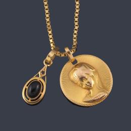 Lote 2407: Cadena con medalla devocional con Imagen de La Virgen y colgante con ónix talla cabujón, en montura de oro amarillo de 18K.