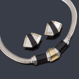 Lote 2418: CARTIER
Conjunto de collar y pendientes con diseño geométrico del diseñador Michael Bondanza, realizado con piezas de ónix en montura de plata y oro amarillo de 18K.