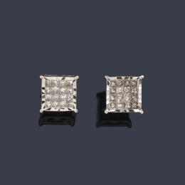 Lote 2427: Pendientes cortos con pavé de diamantes talla princesa de aprox. 0,65 ct en total.