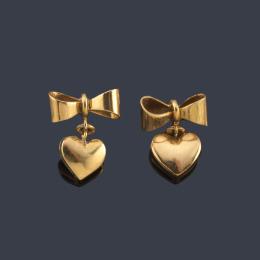 Lote 2435: Pendientes cortos en oro amarillo de 18K con diseño de lazo y remate de corazón.