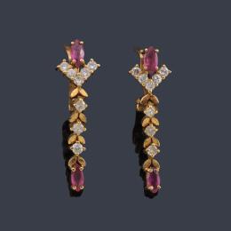 Lote 2438: Pendientes largos rubies y brillantes