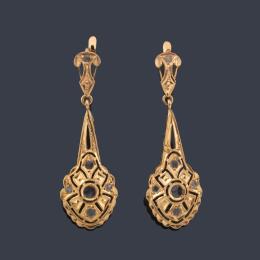 Lote 2466: Pendientes largos populares con diamantes talla rosa en montura calada de oro amarillo de 18K. Años '20.