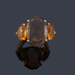 Lote 2504: Anillo con cuarzo ahumado de aprox. 16,95 ct con dos cuarzos citrino, en montura de oro amarillo de 18K.