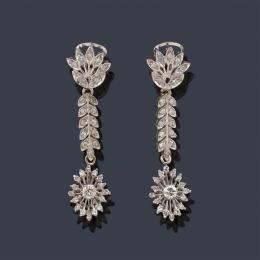 Lote 2517: Pendientes largos con diseño vegetal con diamantes talla 8/8 y brillante de aprox. 1,60 ct en total.