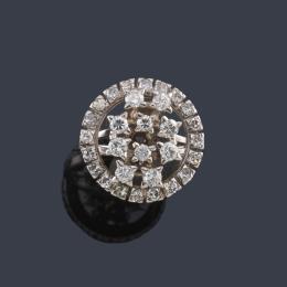 Lote 2519: Anillo con diseño circular con brillantes de aprox. 1,13 ct en total.