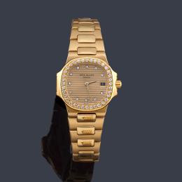 Lote 2586
PATEK PHILIPPE Nautilus Lady con caja y brazalete en oro amarillo de 18 K con orla de brillantes.