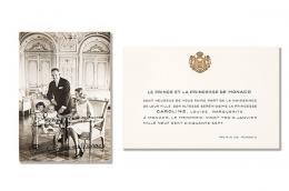 Lote 577: DOCUMENTACIÓN DE ÉPOCA - Invitación al bautizo de la princesa Carolina de Mónaco acompañada por nota manuscrita del Chambelán de palacio junto con una postal del Principado firmada por Rainiero de Mónaco y Grace Kelly