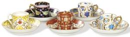 Lote 1258: Conjunto de cinco tazas de café, con sus platos en porcelana pintada, parcialmente dorada y esmaltada.