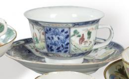 Lote 1369: Taza con plato de porcelana de Compañía de Indias en azul cobalto y esmaltes polícromos, Dinastía Qing S. XVIII.