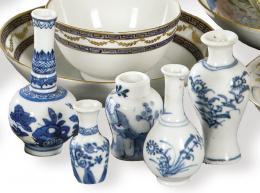 Lote 1370: Cinco jarrones miniatura de porcelana china azul y blanco, Dinastía Qing S. XIX.