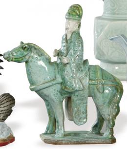 Lote 1375: Figura decorativa de hombre a caballo siguiendo modelos Ming en cerámica vidriada en verde, S. XX