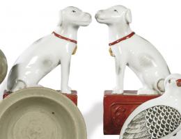 Lote 1380: Pareja de perros sentados de porcelana china esmaltada, Dinastía Qing S. XIX.