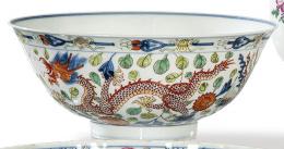 Lote 1392: Cuenco de porcelana china con esmaltes de la Familia Verde, Dinastía Qing, época de Xuantong (190-1912).