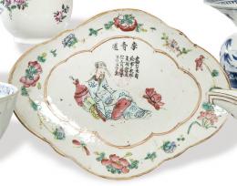 Lote 1395: Pequeño centro de mesa en porcelana china con esmaltes polícromos, Dinastía QIng S. XIX.