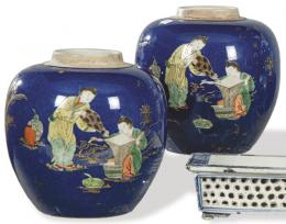 Lote 1405: Pareja de jarrones globulares de porcelana china con vidriado azul cobalto y decoración polícroma, con marca apócrifa de Kangxi pp. S. XX.