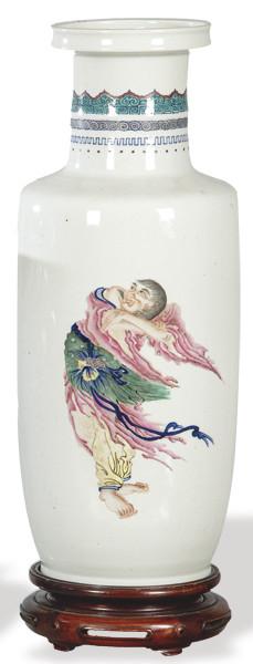 Lote 1416: Jarrón de porcelana china con esmaltes polícromos con marca apócrifa de Qianlong S. XX.