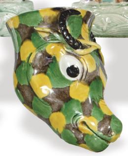 Lote 1421: Rithon en forma de cabeza de vaca en porcelana chinia con esmaltes verde, amarillo y marrón, Dinastía Qing S. XIX.