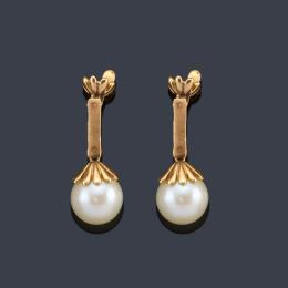 Lote 2140: Pendientes largos con pareja de perlas de aprox. 9,05 mm y 9,06 mm en montura de oro amarillo de 18K.