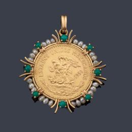 Lote 2366: Colgante con moneda de oro con orla de perlitas y turquesas sobre montura de oro amarillo de 18K.