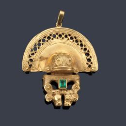 Lote 2376: Colgante estilo Precolombino con deidad Azteca realizada en oro amarillo de 18K y esmeralda central.